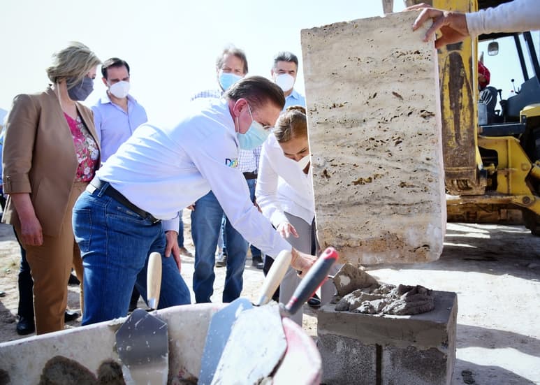 El gobernador de Durango estuvo presente en la colocación de la primera piedra del Centro de Justicia para la Mujer en GP. (CORTESÍA)