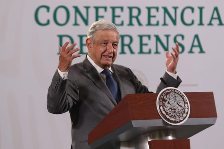 El presidente arremetió una vez más contra empresas energéticas y constructoras españolas que en los Gobiernos anteriores 'recibían contratos jugosísimos para ellos y muy malos para la Hacienda mexicana'. (EL UNIVERSAL)