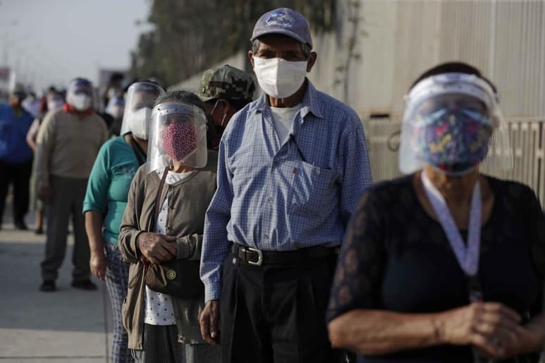 La variante del coronavirus Lambda fue identificada por primera vez en Perú, y en la actualidad representa 97% de los casos activos. Esta es la cuarta región con tasas de mortalidad más altas, sólo por debajo de México, Brasil y Estados Unidos. Su presencia cobra preocupación, luego que la Organización Mundial de la Salud (OMS) notificara que ya tiene presencia en 29 países. Aparentemente, es tan transmisible como Delta, la mutación estudiada más peligrosa. (ARCHIVO)