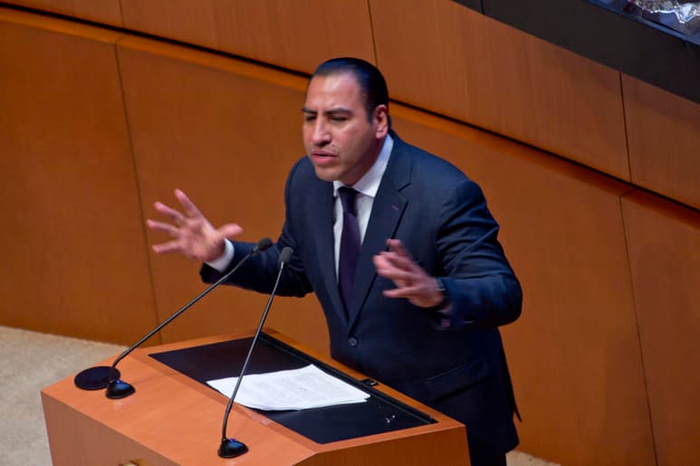 El presidente de la Mesa Directiva de la Comisión Permanente, Eduardo Ramírez, hizo un llamado a las distintas fuerzas políticas a construir un acuerdo que permita convocar a periodo extraordinario para atender los casos de desafuero de los diputados federales Saúl Huerta y Mauricio Toledo, y desechar el del fiscal de Morelos, Uriel Carmona, ya que incluirlo podría meter en un escándalo a la Cámara de Diputados, pues el funcionario cuenta con una suspensión otorgada por el poder judicial. (ARCHIVO)