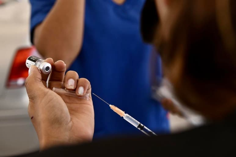 A más tardar el próximo domingo 25 de julio, Bienestar Social de La Laguna de Coahuila deberá aplicar la segunda dosis de la vacuna de Pfizer/BioNTech a las personas de 40 a 49 años que se inocularon por primera vez el 14 de junio, día en que oficialmente arrancó la vacunación para este sector poblacional, por abecedario. (ARCHIVO)