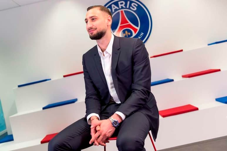 Gianluigi Donnarumma, el arquero de la selección de Italia que acaba de conquistar el Campeonato Europeo, fichó el miércoles por cinco temporadas con el Paris Saint-Germain. (CORTESÍA)
