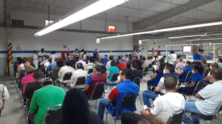 En víspera del arranque de la ruta empresarial para vacunar a los trabajadores del sector maquilador de Piedras Negras, que tienen entre 18 y 39 años, la empresa Rassini dio a conocer que son alrededor de mil 800 los trabajadores que recibirán el biológico y se buscará también se aplique la vacuna anti-COVID a sus familiares. (RENÉ ARELLANO)