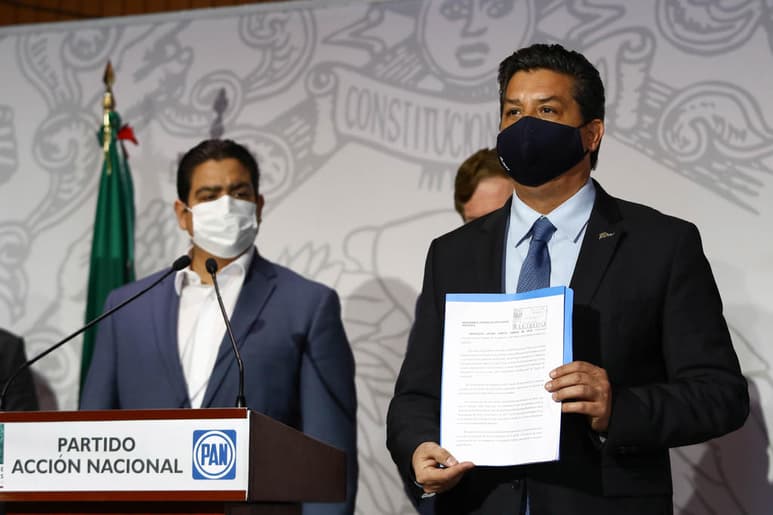 La senadora por Morena, Guadalupe Covarrubias Cervantes, los diputados federales Erasmo González y Armando Zertuche; los legisladores locales electos Magaly Deandar, Marco Gallegos y Alberto Granados, demandan respeto a la democracia y a la justicia, impulsando una controversia constitucional y una acción de inconstitucionalidad contra la ley que otorga fuero local al gobernador de Tamaulipas, Francisco Javier García Cabeza de Vaca. (ARCHIVO)