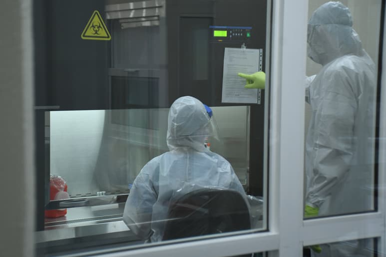 El Laboratorio de Biología Molecular de Torreón continúa procesando muestras para la detección del COVID-19 entre los jóvenes que recientemente vacacionaron en diversas playas del país. (ARCHIVO)