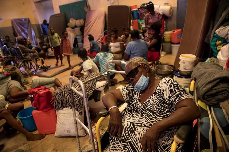 Miles de haitianos desplazados de sus hogares a consecuencia de los conflictos territoriales entre bandas en Puerto Príncipe se han vuelto invisibles tras el magnicidio de Jovenel Moise, y su desesperación va en aumento casi un mes después de salir huyendo de la violencia y perderlo todo. (ARCHIVO)