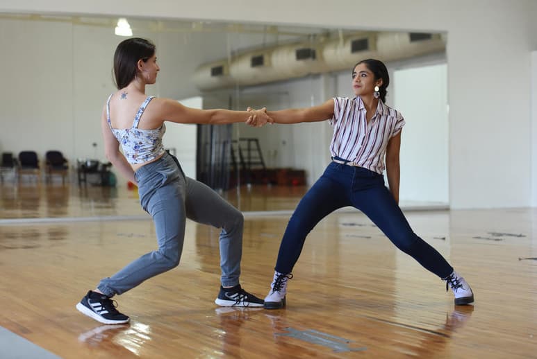 Las bailarinas Vanya Saavedra y Elena Suárez, integrantes de Rara Avis, comentaron que el espectáculo de hoy tiene tintes para toda la familia. (JESÚS GALINDO)