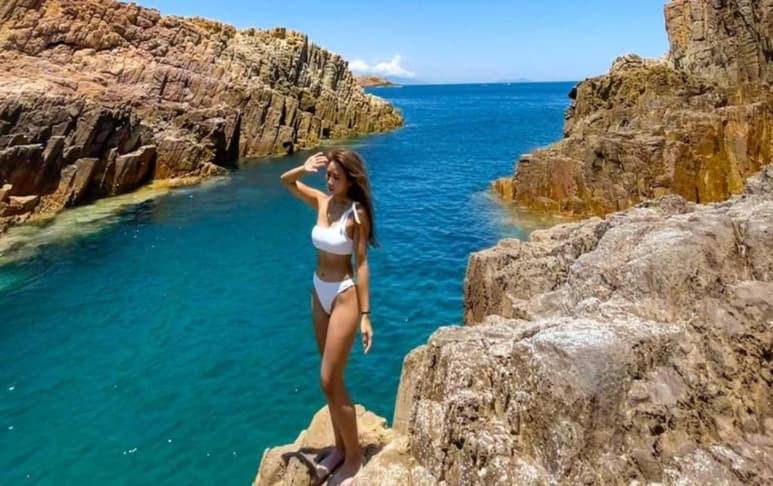 La 'influencer' se encontraba de visita con amigos en el parque de Ha Pak Lai, donde intentaba tomarse una 'selfie' a la orilla de una cascada (ESPECIAL)