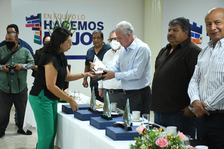 El Ayuntamiento de Torreón entregó durante este jueves reconocimientos a trabajadores municipales con 20 años o más de labor ininterrumpida, evento que se llevó a cabo en el cuarto piso de la Presidencia Municipal y con la aplicación de diversas medidas contra el contagio del COVID-19. (ARCHIVO)
