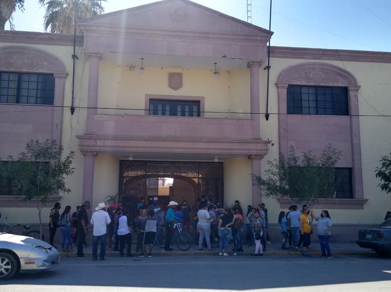 Un grupo de simpatizantes de Antorcha Campesina, acudieron este jueves a la presidencia municipal de San Pedro, para enésima ocasión entregar un pliego petitorio a la alcaldesa Patricia Grado Falcón, con quien dicen han buscado durante casi seis meses una audiencia con ella, pero no la han conseguido. (MARY VÁZQUEZ)