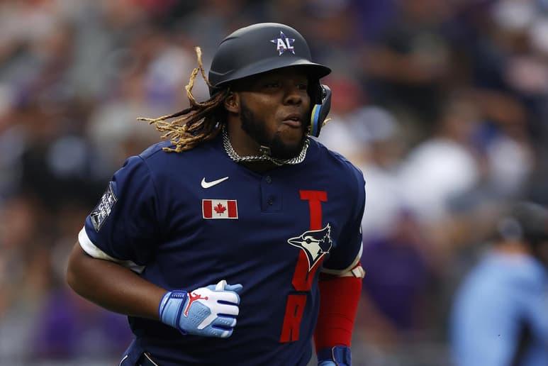 Los Azulejos de Toronto, de la Liga Americana, siguen a la espera para obtener el permiso del gobierno federal para jugar en Canadá, ya que la frontera con Estados Unidos sigue cerrada para viajes no esenciales. (ARCHIVO)