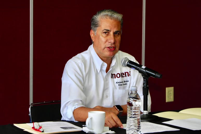 Tras ofrecer una conferencia de prensa, el senador suplente Alejandro Rojas Díaz Durán, fue abordado por elementos de la Fiscalía General de Justicia del Estado de Tamaulipas para entregarle un citatorio de comparecencia, por una averiguación en su contra por la falsificación y uso de documentos públicos o privados. (ARCHIVO)