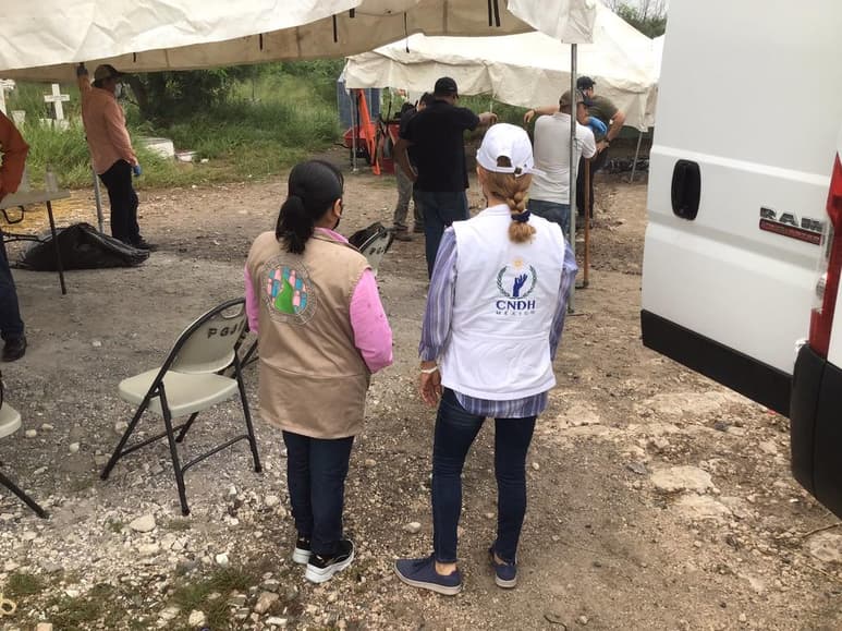 La búsqueda de tres salvadoreños desaparecidos, develó los restos de 21 cuerpos en una fosa común del panteón municipal Sagrado Corazón en Reynosa, Tamaulipas. Autoridades ministeriales, en apoyo de peritos guatemaltecos y alemanes, realizaron durante 15 días, la exhumación de los restos luego de que la Comisión Nacional de los Derechos Humanos, solicitara atención a las exigencias de familiares de tres desaparecidos de El Salvador. (ESPECIAL)
