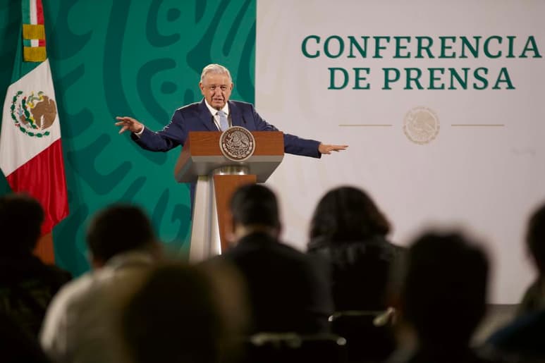 El titular del Ejecutivo pidió revisar la ley que permite a los fiscales, como Carlos Zamarripa Aguirre de Guanajuato y en los estados, permanecer en el cargo hasta 19 años, porque eso ha servido para mantener la impunidad.