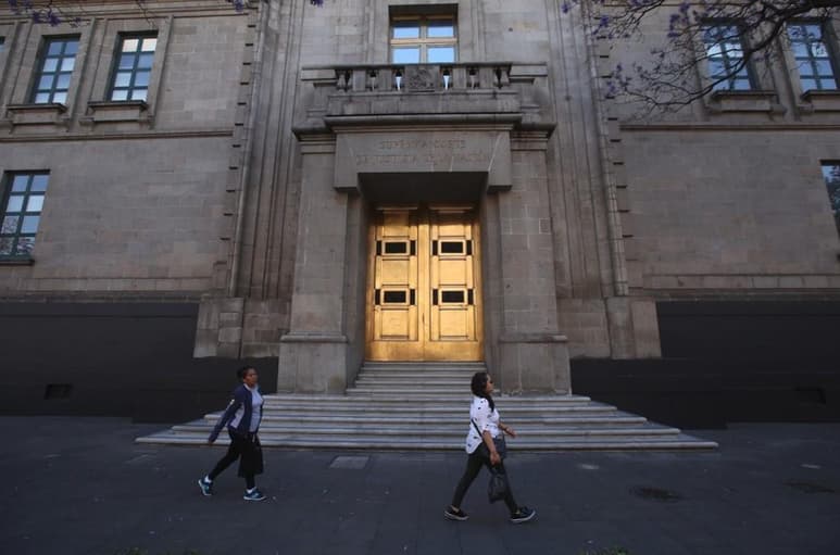 Zaldívar anunció que tanto el pleno como las salas volverán a debatir y votar asuntos en su sede. (ESPECIAL)