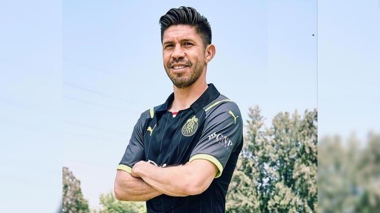 Las Chivas Rayadas del Guadalajara han revelado el nuevo diseño de la armadura que lucirán durante la temporada 2021-2022. (ESPECIAL)