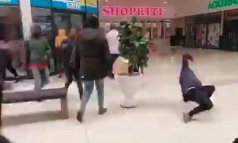 La tienda fue la única del centro comercial que no fue saqueada (CAPTURA)