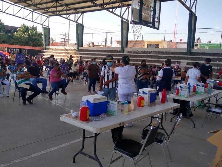 Suman más de 29 mil vacunas contra COVID-19, para personas de 30 a 39 años, las que se aplicarán durante el fin de semana en cuatro municipios de la Comarca Lagunera, pues este sábado iniciarán también la campaña en San Pedro. (MARY VÁZQUEZ)