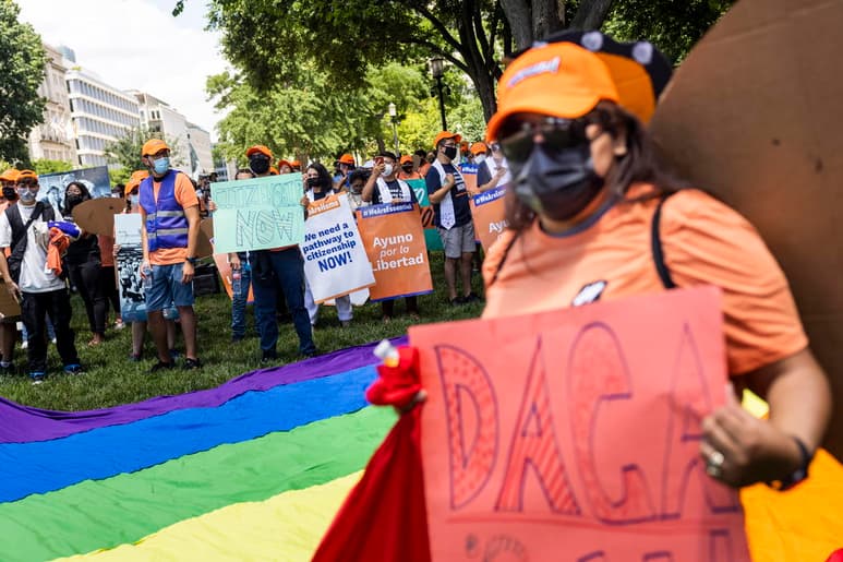 El Gobierno de México lamentó este viernes la decisión tomada por la Corte Federal del Distrito Sur de Texas, la cual dictamina que el programa de Acción Diferida para los Llegados en la Infancia (DACA) violó la ley estadounidense cuando se creó y no recibirá nuevas aplicaciones. (ARCHIVO)