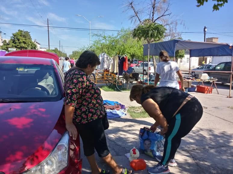 Durante un recorrido por el tianguis que cada sábado se instala a lo largo de la calzada Quetzalcóatl, entre las colonias Francisco Villa y Carolinas, se observó que buena parte de las personas, ya sea vendedores o clientes, no usaban su cubrebocas y en ningún lugar hay gel para la aplicación en las manos.
(EL SIGLO DE TORREÓN)