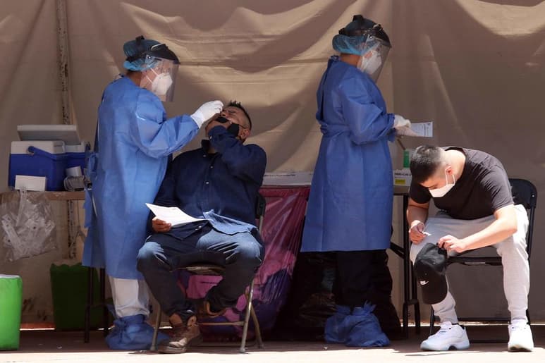México reportó este sábado 12,631 nuevos casos de COVID-19 en las últimas 24 horas, promedio que se ha mantenido en los últimos tres días, lo que confirma la tercera oleada de contagios por coronavirus en el país. (ARCHIVO)