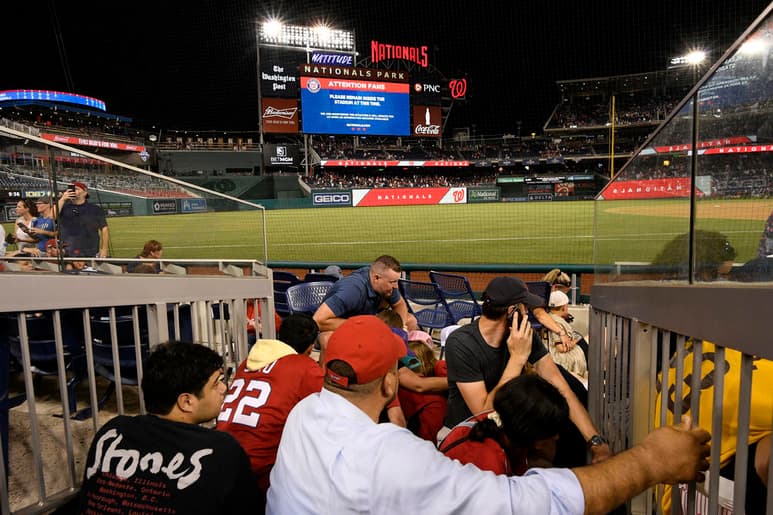 El partido de béisbol que jugaban en la noche del sábado los Washington Nationals contra los San Diego Padres tuvo que ser suspendido por un tiroteo fuera del estadio, que ha dejado al menos cuatro heridos de bala, de acuerdo a la policía de la capital estadounidense.