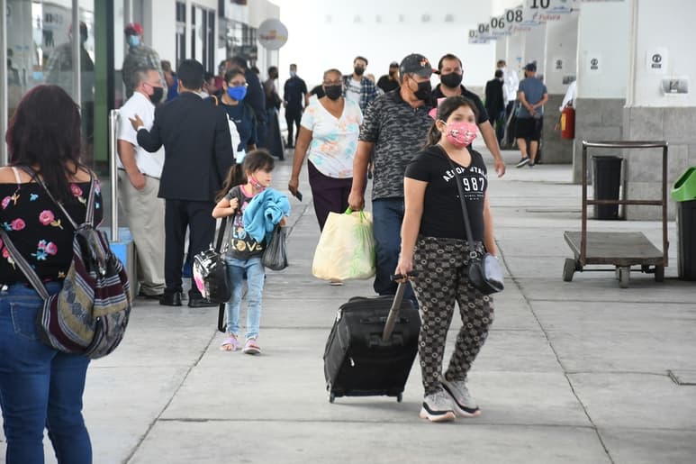Ante la tercera ola de contagios en el país, las autoridades piden a ciudadanos extremar precauciones y evitar viajes innecesarios. (ARCHIVO)