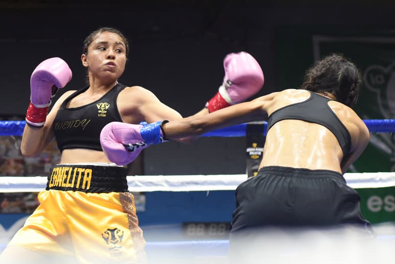 Wendy 'Canelita' Luna destacó en el ring y por unos puntos se impuso ante Genoveva 'Gacela' Saldívar.