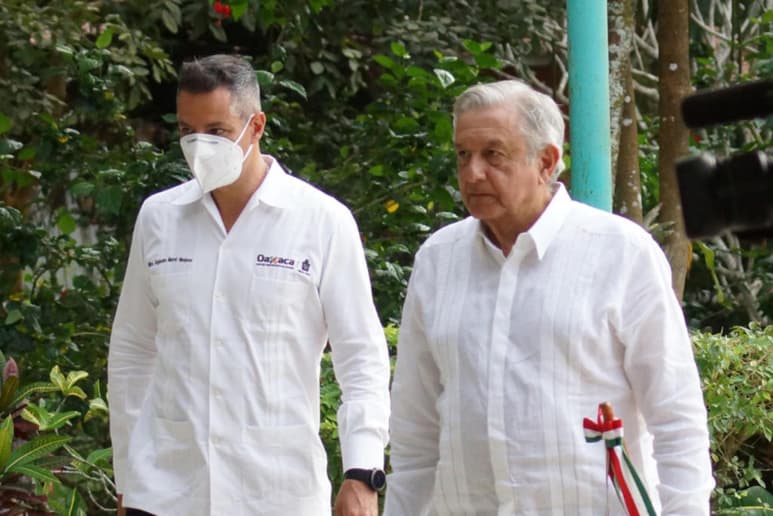 El gobernador Alejandro Murat informó que solicitó a las autoridades federales de salud, que Oaxaca vuelva a la fase amarilla del semáforo epidemiológico de riesgo ante el COVID-19, luego de que la entidad ha registrado un considerable incremento de contagios activos y hospitalizaciones. (ARCHIVO)