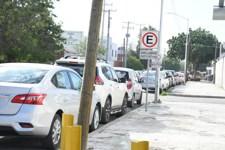 Agentes de Tránsito cuestionados al respecto, señalaron que los vecinos incluso solicitan que se sancione a quienes se estacionan en sus espacios, a pesar de que es vía pública. (FERNANDO COMPEÁN)