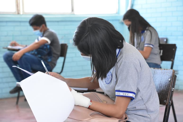 Se reducen los trámites y tiempos para la expedición de los certificados de primaria y secundaria. (ARCHIVO)