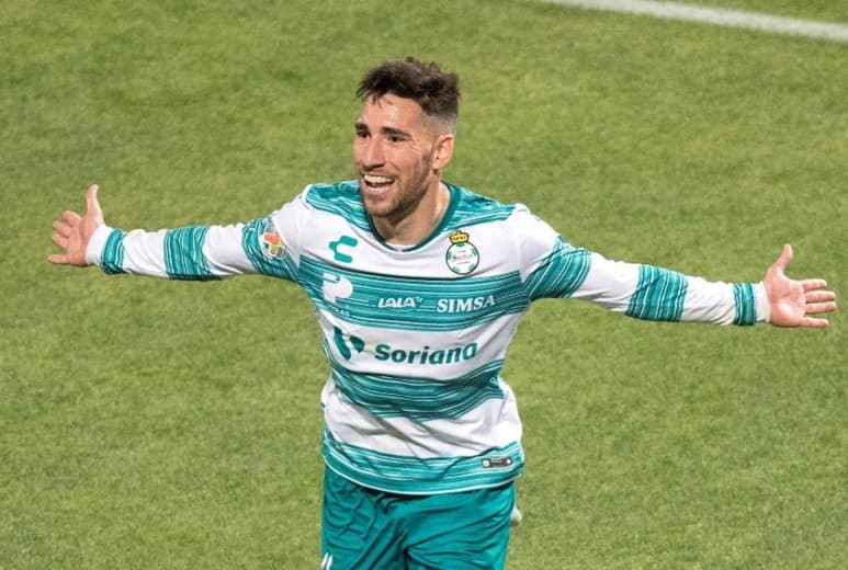 Luego de que en el mes de junio el futbolista Fernando Gorriarán asegurara que era probable su salida del Club Santos por presuntas 'diferencias', hoy dio a conocer todo lo contrario. (ESPECIAL)