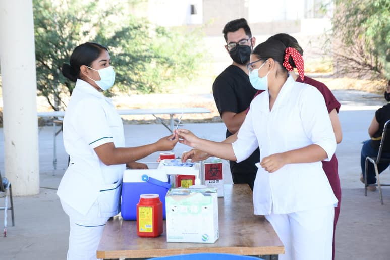 El Gobierno de Coahuila buscará que el proceso de vacunación para la población de los 20 a 29 años de edad en la entidad tenga una mayor agilidad que la registrada en etapas anteriores, esto ante la necesidad de enfrentar la llamada “tercera ola” de contagios del COVID-19 y que se pueda mantener sin variación el proceso de reactivación económica. (ARCHIVO)