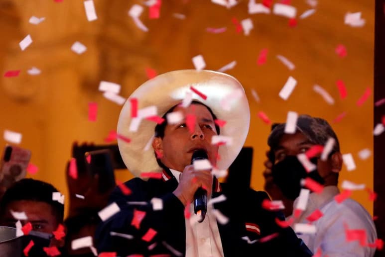 El Gobierno de México felicitó este lunes al izquierdista Pedro Castillo, quien fue proclamado presidente electo de Perú, y reconoció la hermandad entre naciones. (EFE)