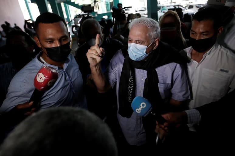 El expresidente panameño Ricardo Martinelli llegó este miércoles a los juzgados, tras dos ausencias previas alegando razones de salud, para enfrentar un nuevo juicio por espionaje político, que tildó de 'babosada', en el que la Fiscalía pedirá la pena de máxima, de 8 años de prisión, por los delitos que se imputan. (EFE)