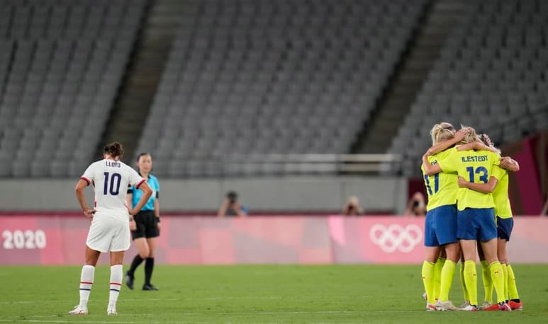 Las jugadoras de Suecia celebran tras derrotar 3-0 a Estados Unidos en el fútbol femenino de los Juegos de Tokio, el miércoles 21 de julio de 2021, en Tokio. (AP Foto/Ricardo Mazalán)