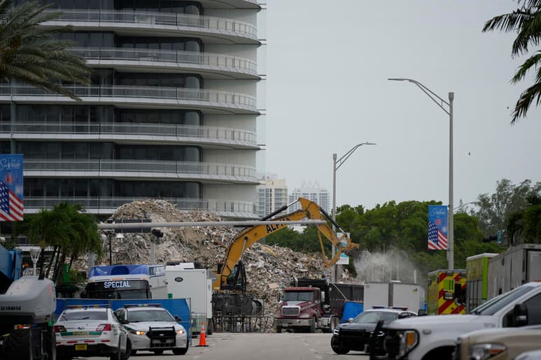 Las víctimas y familiares de los 97 fallecidos por el derrumbe de un edificio residencial en Surfside, en el sur de Florida (EUA), recibirán inicialmente 150 millones de dólares en compensación, informó este miércoles un juez de Miami. (AP)