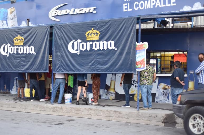 Esto en el marco de que el próximo domingo primero de agosto se realizará la Consulta Popular 2021, organizada por el Instituto Nacional Electoral (INE). Recordó que ya hubo otras consultas ciudadanas y no implicaron la suspensión en la venta de bebidas alcohólicas, pues insistió que esto es exclusivo de los procesos electorales, pero este no es el caso.
(ARCHIVO)