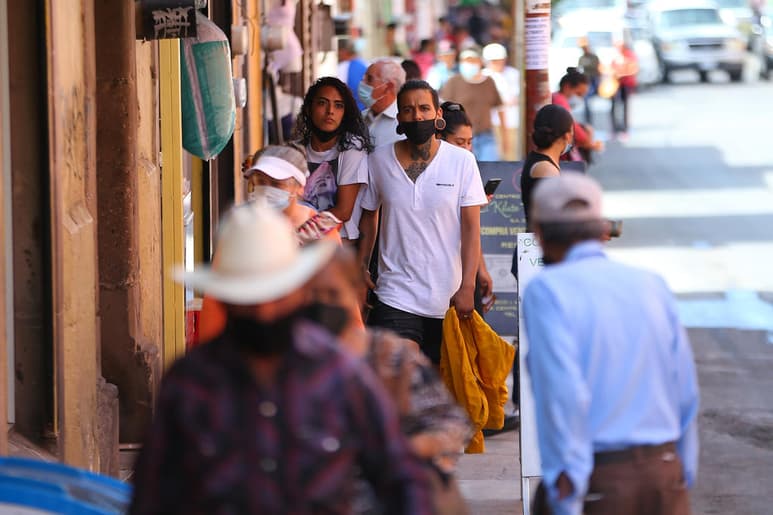 Con el propósito de lograr vacaciones de Verano Seguro, el Instituto Mexicano del Seguro Social (IMSS) llama a la población coahuilense a que en la medida de lo posible, eviten acudir a lugares concurridos y procuren acciones para cortar la cadena de transmisión de COVID-19 en espacios como el trabajo, centros comerciales, transporte público, sitios de enseñanza e incluso en el hogar. (ARCHIVO)