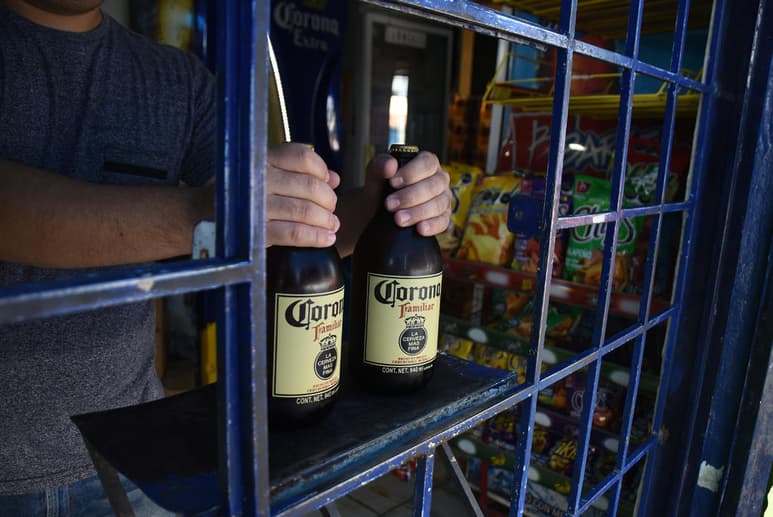 La Cámara Nacional de la Industria Restaurantera y de Alimentos Condimentados (Canirac) en Saltillo informó que de aplicarse Ley Seca en la realización de la consulta popular para enjuiciar presidentes, las ventas podrían bajar hasta en un 50 %, dependiendo del giro del establecimiento. (ARCHIVO)