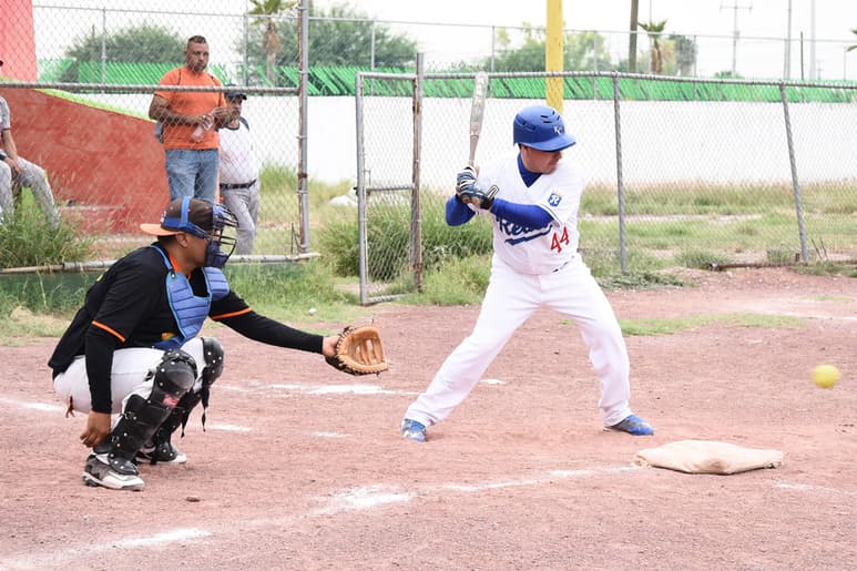 A gran ritmo y con muchos batazos, arrancó la séptima temporada de la Liga de Softbol Lento “Francisco Ramírez López”, que disputó el pasado sábado su primera jornada del rol regular y puso en acción a más de dos centenares de deportistas laguneros. (ARCHIVO)
