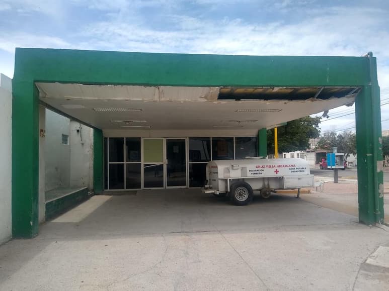Han transcurrido casi seis años y ninguna autoridad ha gestionado la rehabilitación y el uso del antiguo edificio del Hospital General de Torreón además de que han sido incapaces de aclarar cuál es la situación legal que guarda el inmueble, ubicado en el segundo cuadro de la ciudad. (ANGÉLICA SANDOVAL)