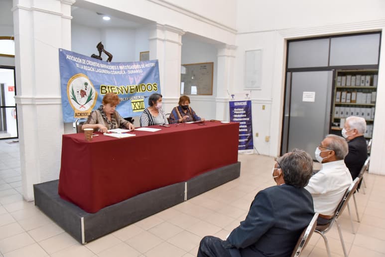 Debido a problemas de salud, Elvia Guadalupe Morales García, historiadora de Parras de la Fuente, cedió la presidencia a la maestra Carmen Luján, cronista de la comunidad de Velardeña. (ARCHIVO)
