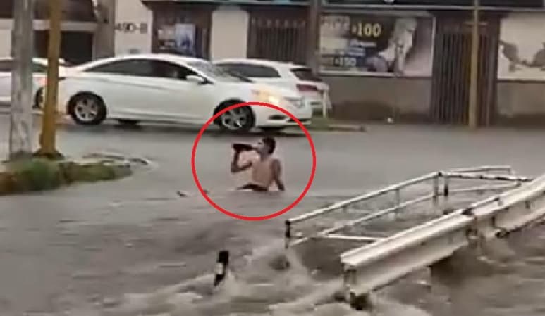 Su imagen 'disfrutando' de las inundaciones se volvió viral en redes sociales (CAPTURA)