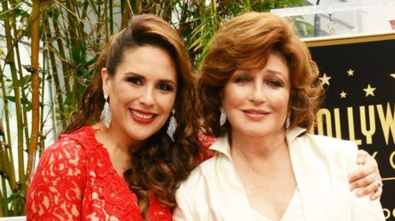Angélica Vale recibirá una estrella en el paseo de la fama en Hollywood y Angélica María recuerda las situaciones difíciles que atravesó su hija para poder dedicarse a una carrera artística y ahora bromea y le pide un Oscar. (ESPECIAL)