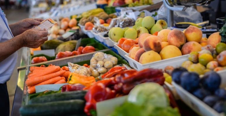 El Índice Nacional de Precios al Consumidor registró un incremento 5.75% en la primera mitad de julio respecto al mismo periodo del año anterior, con lo que acumula siete quincenas arriba de 5.70%, lo que ya ha comenzado a impactar las expectativas para plazos más largos.
(ARCHIVO)