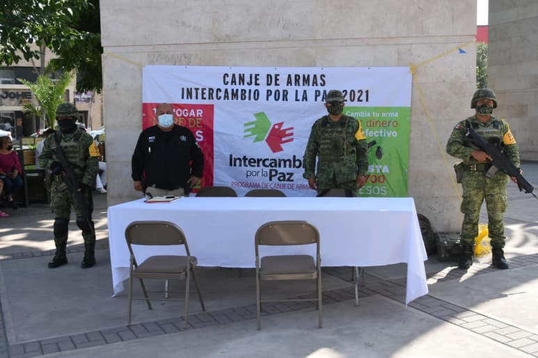 Fueron entregadas un fusil de asalto AK 47, así como un lanzagranadas. Ambas armas se encontraban en malas condiciones.