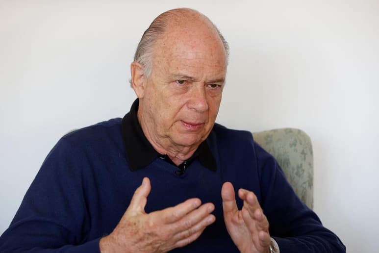 'Me reclama el presidente no haber hecho llamados a la consulta. Mi posición es clara: el cumplimiento de la ley no se consulta', escribió el historiador Enrique Krauze.