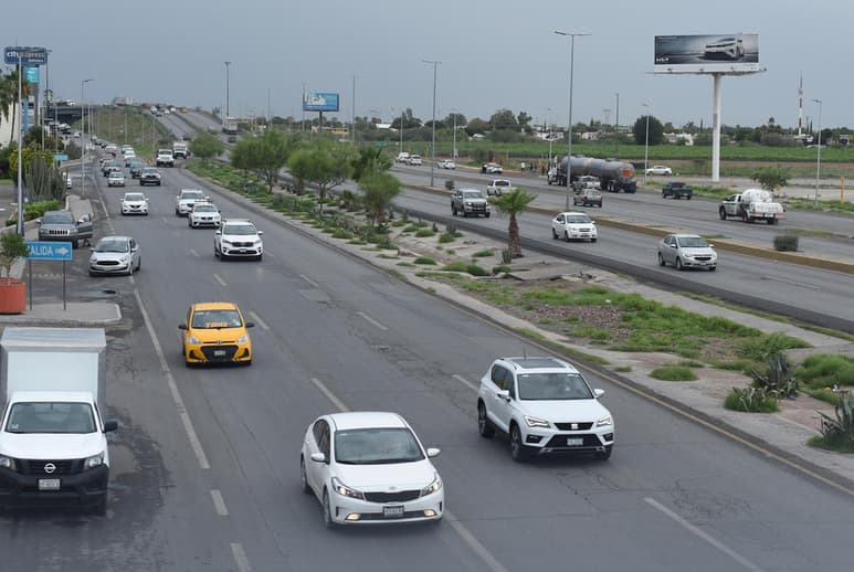 Pasan los meses y el periférico de Torreón sigue encabezando la lista de cruceros y vialidades con mayor incidencia de percances de tráfico, esto pese a las constantes campañas y acciones de vigilancia de parte de las autoridades municipales y hasta estatales. (JESÚS GALINDO)
