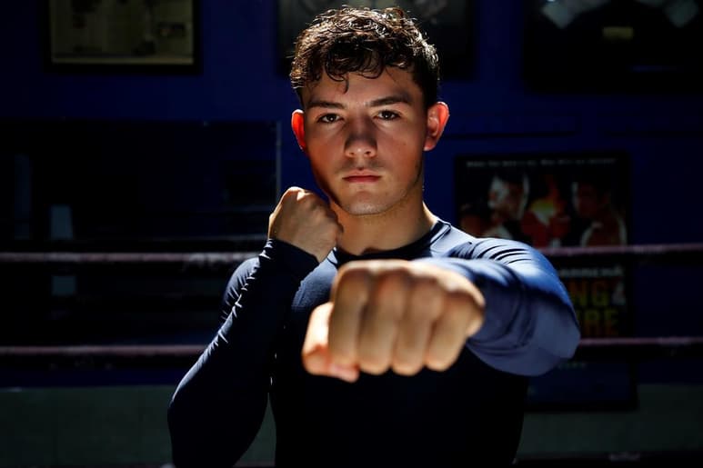 Listo para subir al encordado para sumar su segunda victoria profesional, se declaró Johansen Álvarez, sobrino del campeón mundial Saúl “Canelo” Álvarez, tras librar sin mayor problema el requisito del pesaje, previo al combate que sostendrá este viernes en Tijuana, Baja California. (ARCHIVO)
